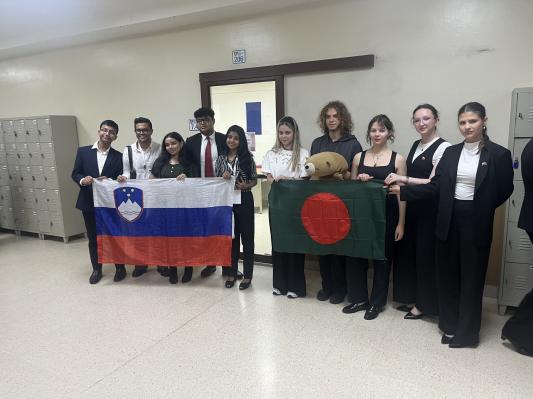 FOTO: Slovenska debatna ekipa med najboljšimi na svetu