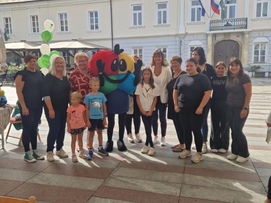 FOTO: Kljub dežju veselo otroško dogajanje na Glavnem trgu v Ljutomeru
