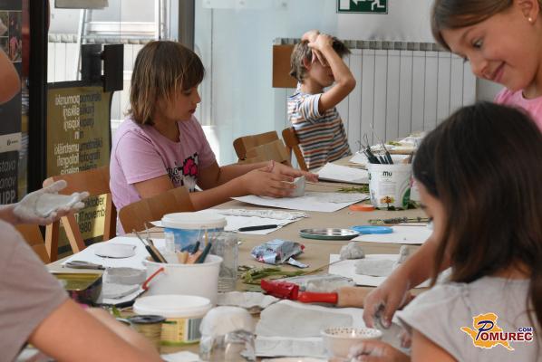 FOTO in VIDEO: Ustvarjalni dan v Galeriji Murska Sobota: 18 otrok na kiparski delavnici