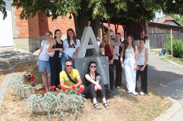 FOTO: Dijakinje raziskovale preteklost Prekmurja