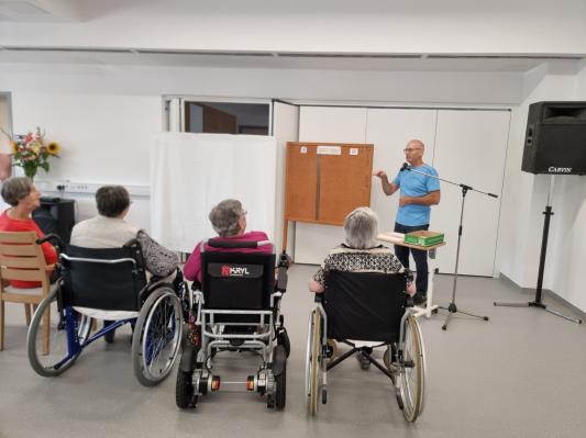 FOTO: Kdo je bil skriti gost v Domu starejših Rakičan?