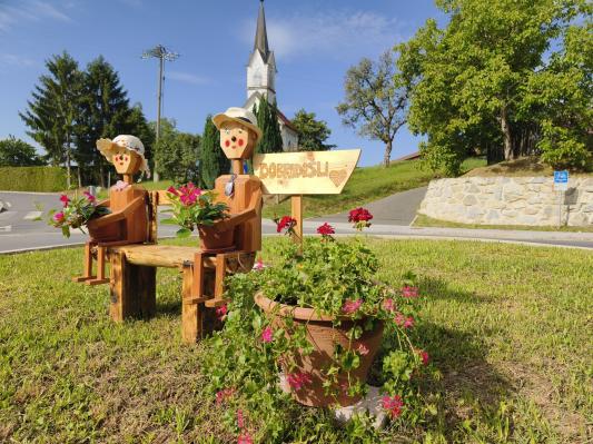 FOTO: Kdo vas bo odslej pričakal na krožišču v Mali Nedelji?