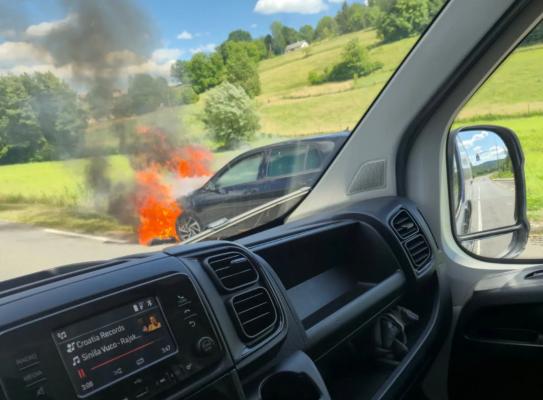 V požaru avtomobila na Goričkem 15 tisoč evrov škode, nepridipravi vlomili v parkomat
