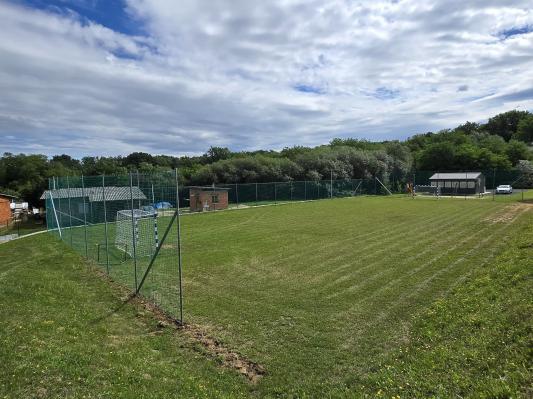 FOTO: V Dolgi vasi novo upanje za mali nogomet: Romsko igrišče dobilo novo podobo