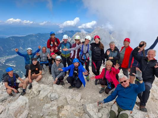 FOTO: Planinsko društvo Matica Murska Sobota osvojilo Prisojnik po Kopiščarjevi poti