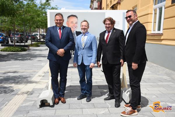 FOTO: Na Slovenski ulici v Murski Soboti odprli razstavo znanstvene odličnosti