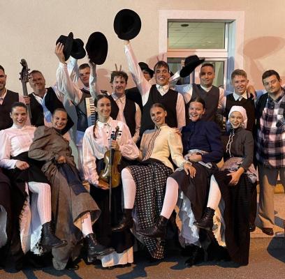 FOTO: Folkloristi s plesom in pesmijo navdušili obiskovalce v Sveti Ani