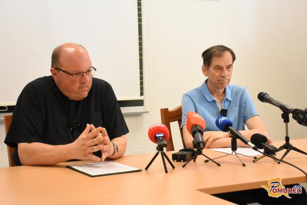 FOTO: V Črenšovcih pričakujejo tisoče vernikov, razkrit je program škofovske posvetitve