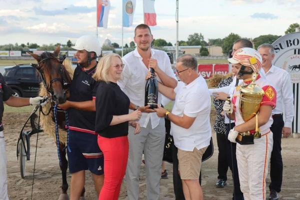 FOTO: Zvezdnik NBA ob čustveni zmagi prejel zlato radgonsko penino