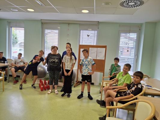 FOTO: Mladi rokometaši s svojo energijo razveselili stanovalce