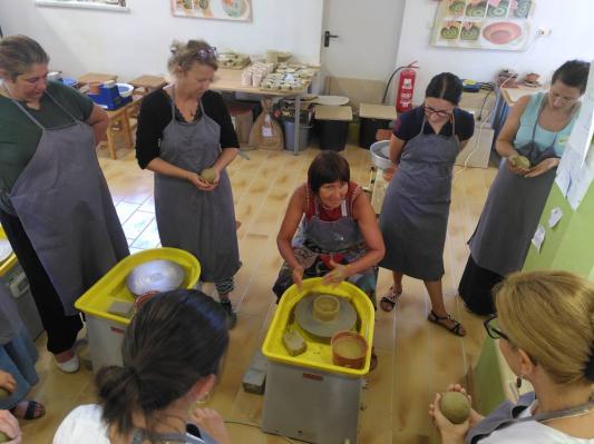 FOTO: Art terapija z glino navdušila udeleženke v Veržeju