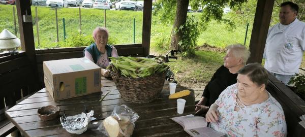 FOTO: Poletni spomini ob pečeni koruzi v Domu starejših občanov Ljutomer