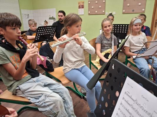 FOTO: Glasbeni tabor v Beltincih uspešno zaključen s cirkuško predstavo
