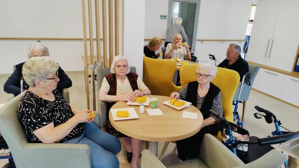 FOTO: Stanovalce Doma starejših Rakičan razveselili s kuhano koruzo