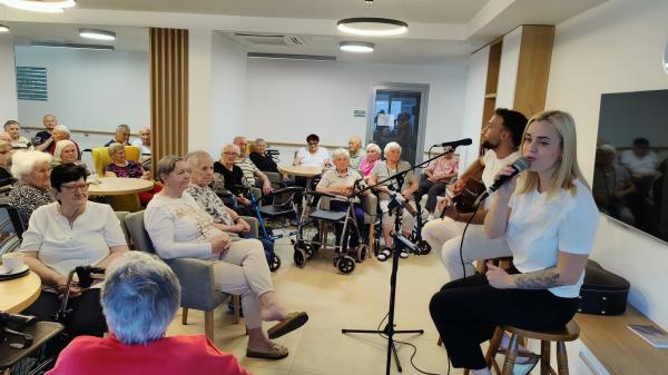 FOTO: Glasbeno presenečenje v Domu starejših Rakičan