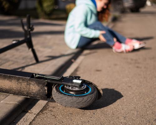 Voznica e-skiroja poškodovana zaradi neprilagojene hitrosti