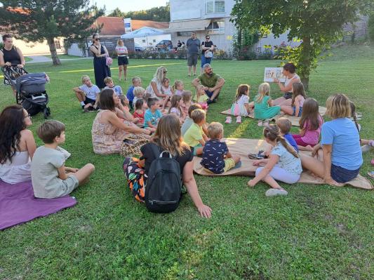 FOTO: Pravljični večer pod krošnjo v Moravskih Toplicah