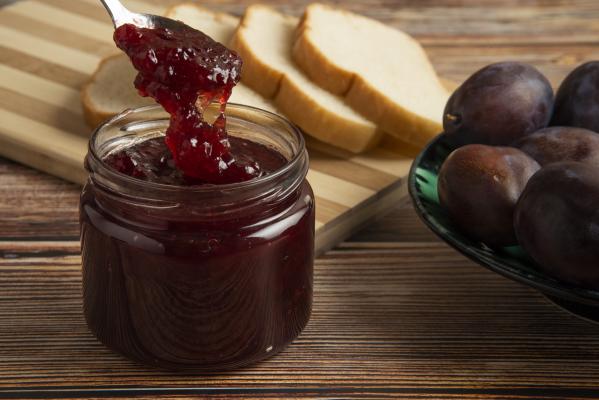 Zdaj je pravi čas za okusen domači slivov legvar