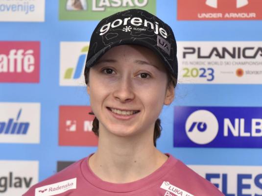 Nika Prevc zablestela v Wisli in znova oblekla rumeno majico