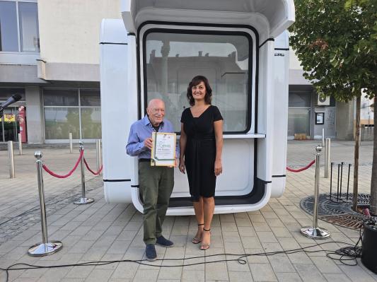 FOTO: Znameniti kiosk se je vrnil domov, pričakal ga je tudi njegov ustanovitelj