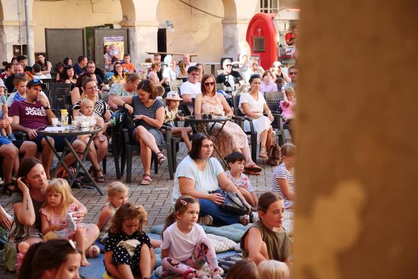 FOTO in VIDEO: Pravljično dopoldne na grajskem dvorišču z Metuljčkom in Metuljčico