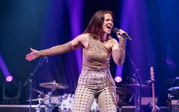 Doživetje pod zvezdami: Koncert Nine Pušlar v Sončnem parku na Ptuju