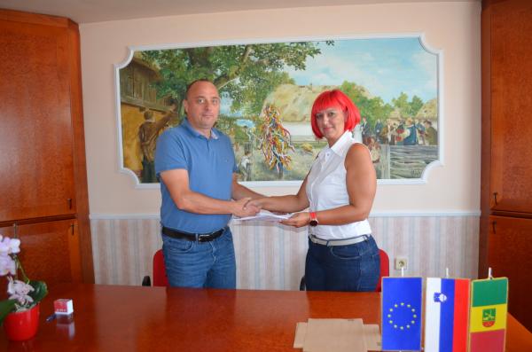 FOTO: V Odrancih podpisali pogodbo za prenovo šolskega igrišča