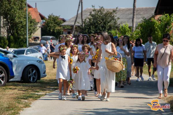 FOTO in VIDEO: Povorka s procesijo cvetja in blagoslov v Šprincu na praznični petek