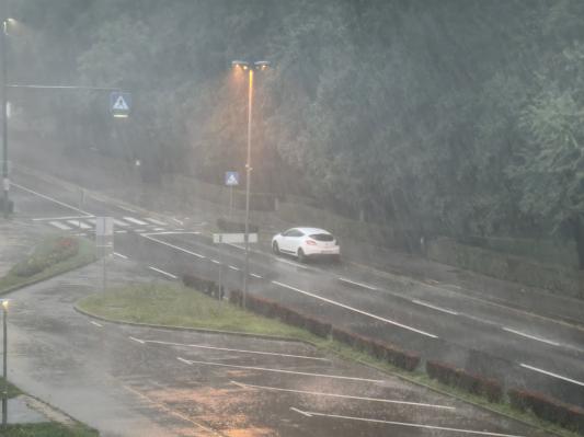 Nedelja še s plohami in nevihtami, v ponedeljek in torek več sonca