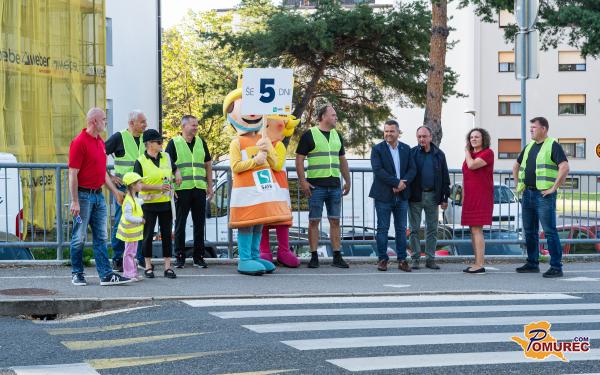 FOTO: Otroci se vračajo v šolo – v Lendavi opozorili na pomen varnosti