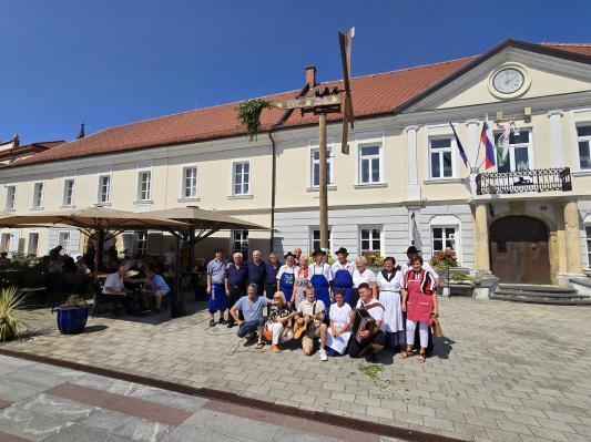 FOTO: Klopotec znova krasi Glavni trg v Ljutomeru