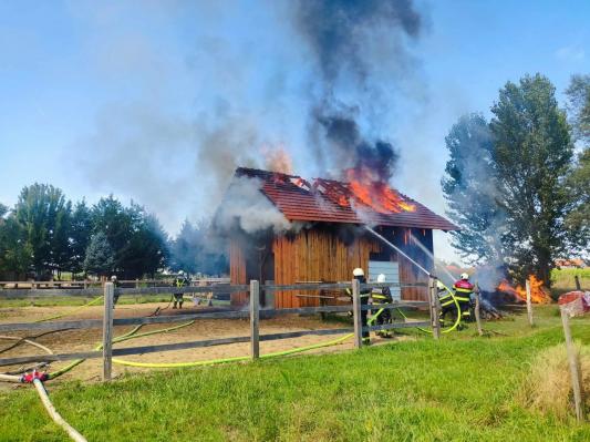 FOTO: Zagorel hlev v Srednji Bistrici