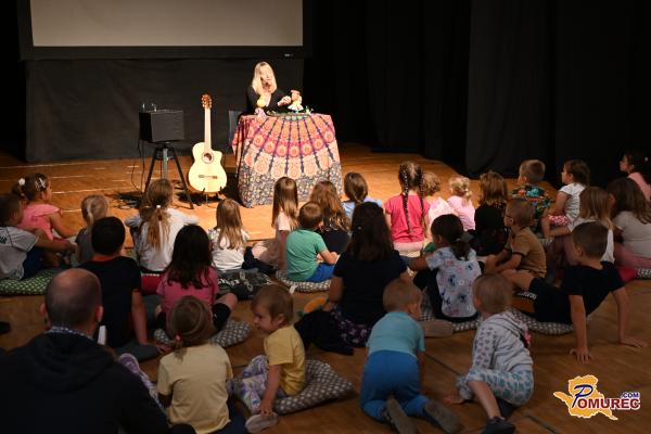 FOTO in VIDEO: Otroci so peli in se smejali z Lisičko Tičko