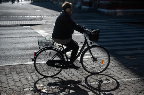 Padla z e-kolesom in se hudo poškodovala