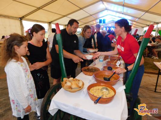 FOTO: Dišalo je po nekdanjih jedeh na starem kmečkem vozu