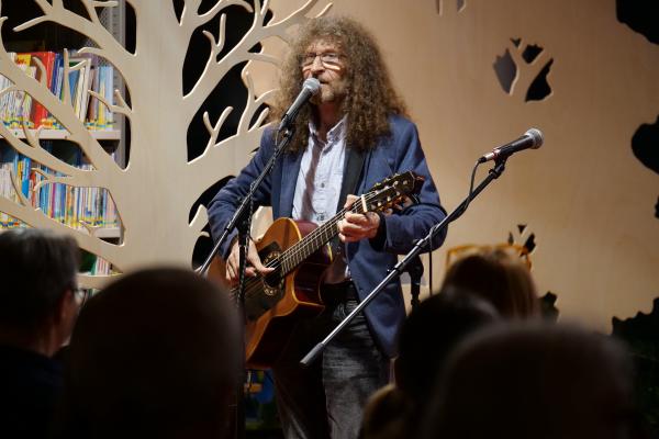 VIDEO: Pesnice iz treh držav, Adi Smolar in vonj vina v soboški knjižnici