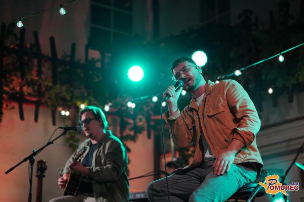 FOTO: Atrij Mestne hiše odmeval v ritmih Batista Cadillac