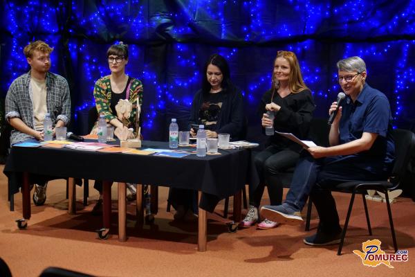 FOTO in VIDEO: Adi Smolar in mednarodne pesnice navdušili obiskovalce v knjižnici