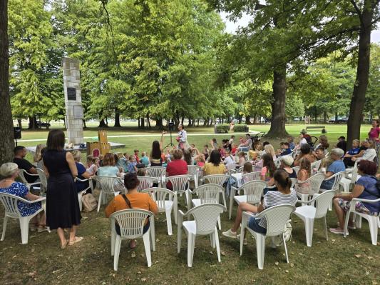 FOTO: Pravljice pod hrasti navdušile otroke v ljutomerskem parku