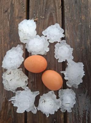 FOTO in VIDEO: Toča v velikosti jajca, nevihtni obliki se približujejo Pomurju