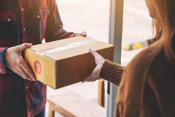 Slovenci na udaru novih prevar – pazite na »pakete presenečenja«