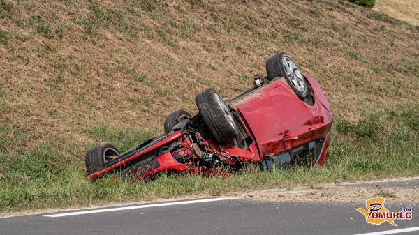 FOTO: Zapeljal iz vozišča in se prevrnil na streho