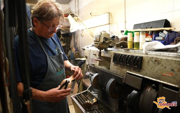 VIDEO: Ljubezen do čevljev - zgodba zadnjega čevljarja v Murski Soboti