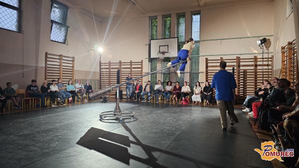 FOTO in VIDEO: Ali ptice sanjajo o letenju? – Gibalna poezija navdušila zbrane