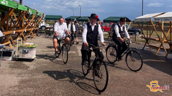 FOTO: Kolesarji in starodobniki so se popeljali po prekmurski ravnici