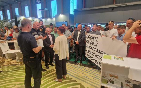 Podgoršek: Ministrstvo samo poklicalo traktorje na ulice