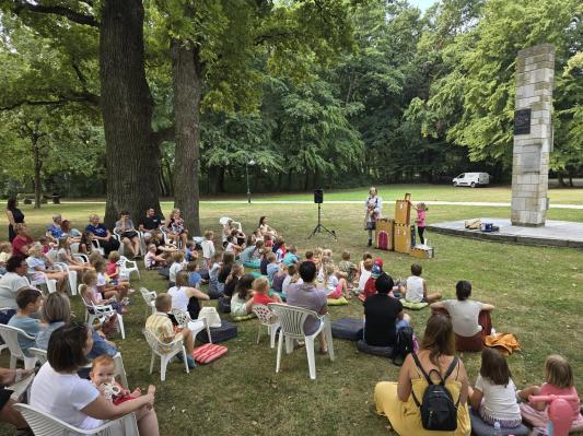 FOTO: Pod stoletnimi hrasti v Ljutomeru otroci berejo pravljice