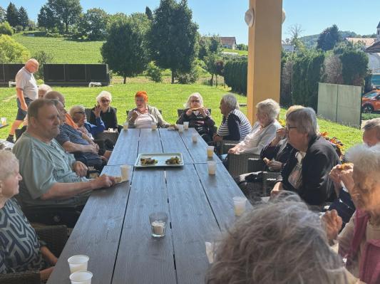 FOTO: Poletni piknik v Domu starejših Kuzma z vonjem po pečeni koruzi