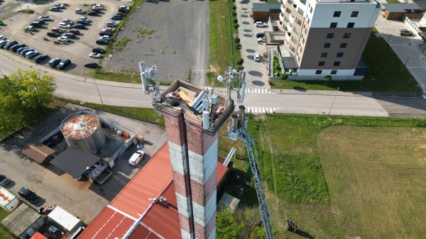 FOTO: Na Lendavski ulici nov dimnik v sklopu zamenjave plinskega kotla