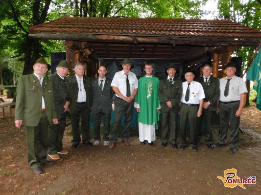 FOTO: Prekmurski lovci župniku v spomin poklonili sliko in hvaležnost